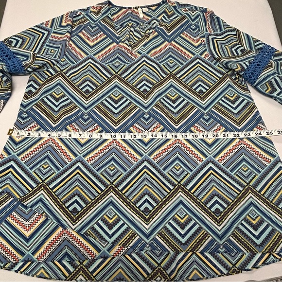 Womens V Neck Tunic Blouse Size 14/16W 3/4 Bell Sleeve Hi Low Geometric Boho - Picture 9 of 12